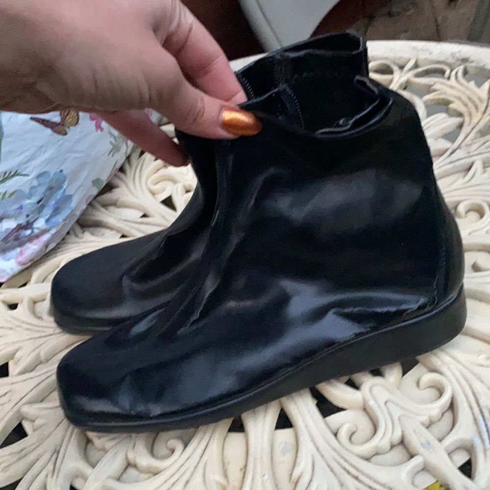 Stitch & Turn booties sz. 7 medium